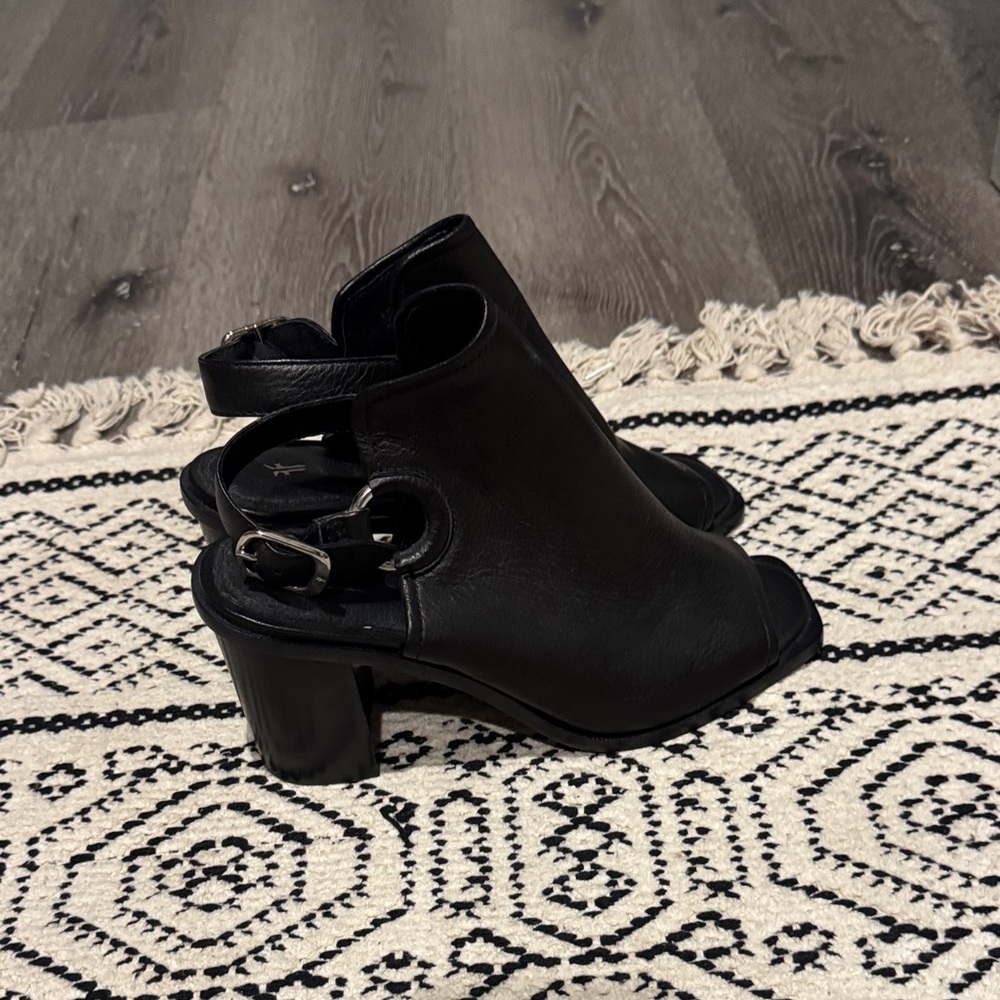 Frye Dani Sling back leather Elegant Black Women's Heeled Sandals warn once .
